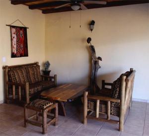 玛洛斯帕克Les 3 Marulas的配有木桌和两把椅子的房间
