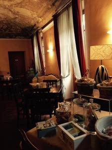 阿尔巴圣洛伦索酒店的一间带桌椅和天花板的用餐室
