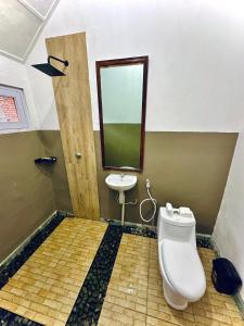 外南梦Ijen Backpacker的一间带卫生间和水槽的浴室