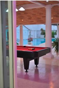 Ciudad CariariPalacio Pura Vibra的带游泳池的客房内的台球桌