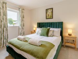 2 Bed in Gower 91725的一间卧室配有一张大床和绿色床头板