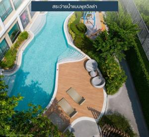 Ban Tha HinResort Style Condo Suksawat 64 Bangkok ND的享有度假村游泳池的顶部景致