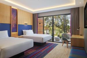 珍南海滩Aloft Langkawi Pantai Tengah的酒店客房配有两张床和一张书桌