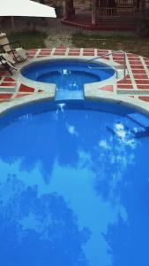 Las TunasNueva Tierra, Ayampe的蓝色海水大型游泳池