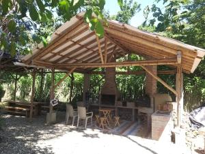 Las TunasNueva Tierra, Ayampe的一个带椅子和壁炉的木制凉亭