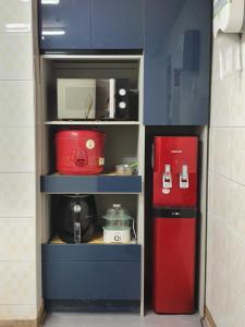 首尔Full House的玩具厨房内的小厨房配有红色冰箱