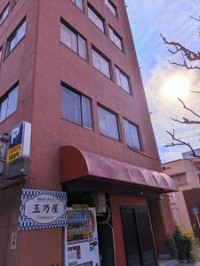 静冈駿府城下町の宿　玉乃屋的前面有食物架的红砖建筑