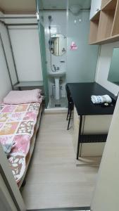 首尔Full House的小房间设有床和水槽
