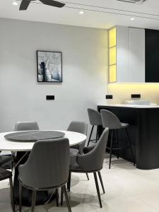 太平Luxe J Homestay的一间带桌椅和柜台的用餐室
