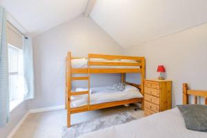 塔博雷Tarporley Holiday Cottage的一间卧室配有两张双层床。