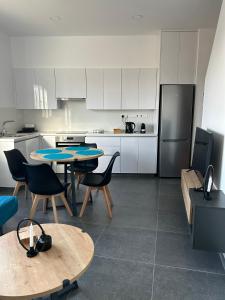 基佩朗达Arxaia skala的厨房配有桌椅和冰箱。
