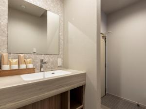 中津川市岩寿莊日式旅馆的一间带水槽和镜子的浴室