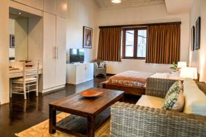 塞米亚克Melo Suites Hotel的带沙发、床和桌子的客厅