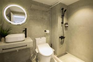 台北所在行旅-渡咕所在UrbanAbode DUGU的浴室设有白色的卫生间和镜子