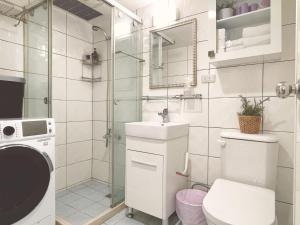 台北所在行旅-渡咕所在UrbanAbode DUGU的浴室配有卫生间、盥洗盆和淋浴。