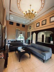 艾尔克如A'Famosa Villas的带沙发和吊灯的大型客厅