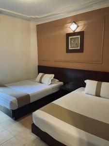 艾尔克如A'Famosa Villas的一间酒店客房,房间内设有两张床