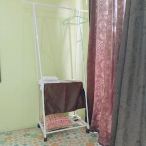 曼谷潘基克鲁阂民宿的窗帘旁的浴室内毛巾架