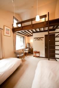 松本诗意酒店的一间带两张床的卧室和一个阁楼