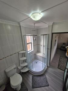 哈里史密斯Le-n-Biki Air B&B的带淋浴、卫生间和浴缸的浴室