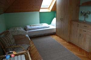巴拉顿诺尔马迪Manner villa的小房间设有床和窗户