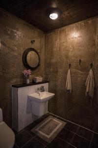 加平SS Resort的一间带水槽和卫生间的浴室