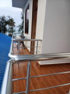 南威Jodari Hotel Nungwi的房屋阳台的金属栏杆