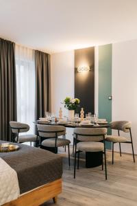 华沙ORSO Rooms & Apartments - LoftAffair Collection的一间带桌椅的用餐室