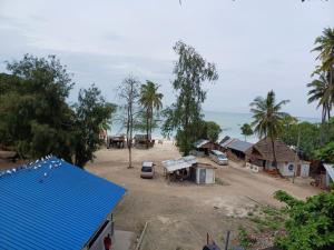 南威Jodari Hotel Nungwi的享有村庄美景,设有房屋和大海