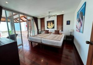 苏林海滩Surin Sabai Condo - Phuket的一间卧室,卧室内配有一张大床
