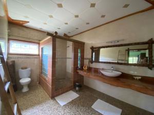 拉迪格岛Elje Villa的一间带水槽、卫生间和镜子的浴室