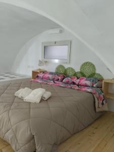 帕拉比塔Casa Vacanze Le Doi Salentine的一间卧室配有一张大床和枕头
