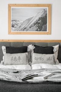 扎科帕内11别墅民俗设计住宿加早餐旅馆的一张带两个枕头的床和一张墙上的照片