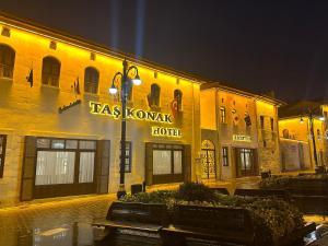 加济安泰普Tas Konak Hotel的一座建筑,上面有读取科瓦克斯酒店的标志