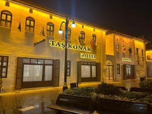 加济安泰普Tas Konak Hotel的一座带有读取塔克斯基克酒店标志的建筑