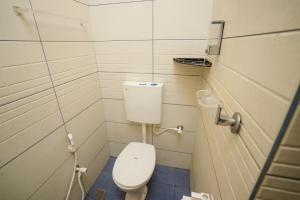 科泽科德Twinn Waves Calicut的浴室位于隔间内,设有白色卫生间。