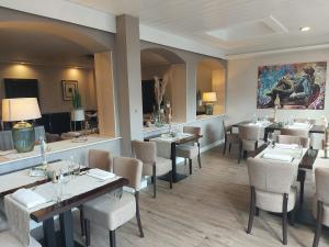 格罗瑙艾美特曼餐厅酒店的餐厅内带桌椅的用餐室