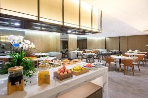 深圳深圳罗湖地王亚朵酒店的餐厅在桌子和椅子的柜台上供应食物