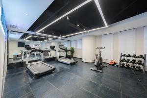 重庆重庆北站亚朵酒店的健身房设有跑步机和椭圆机