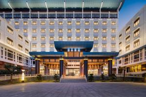 惠州惠州惠阳新都会亚朵酒店的建筑物前部的 ⁇ 染
