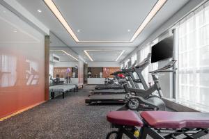 杭州杭州火车东站东广场亚朵酒店的健身房设有跑步机和平面电视。