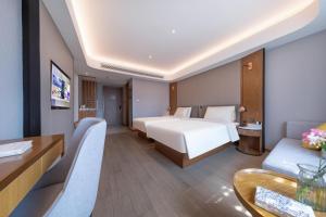 北京北京雍和宫和平里亚朵X酒店的配有一张床和一张书桌的酒店客房