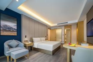 宝安深圳宝安机场航城亚朵X酒店的配有一张床和一把椅子的酒店客房
