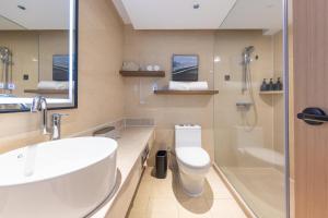 深圳深圳罗湖笋岗宝能中心亚朵X酒店的一间带水槽、卫生间和淋浴的浴室