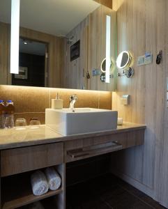 西安西安小寨石油大学亚朵酒店的一间带水槽和镜子的浴室