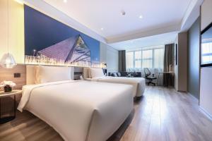 深圳深圳罗湖地王亚朵酒店的酒店客房配有两张床和一张书桌