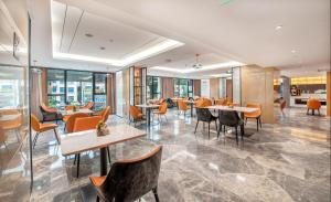 广州广州三元里亚朵酒店的餐厅设有桌椅和窗户。