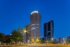 重庆重庆北站亚朵酒店的夜晚在城市的高楼
