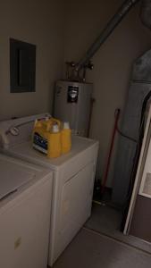 尚佩恩CCS LLC的洗衣房配有洗衣机和冰箱