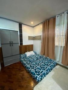 碧瑶Casa Valle Verde - Unit 46A的一间带一张床和一个衣柜的小卧室